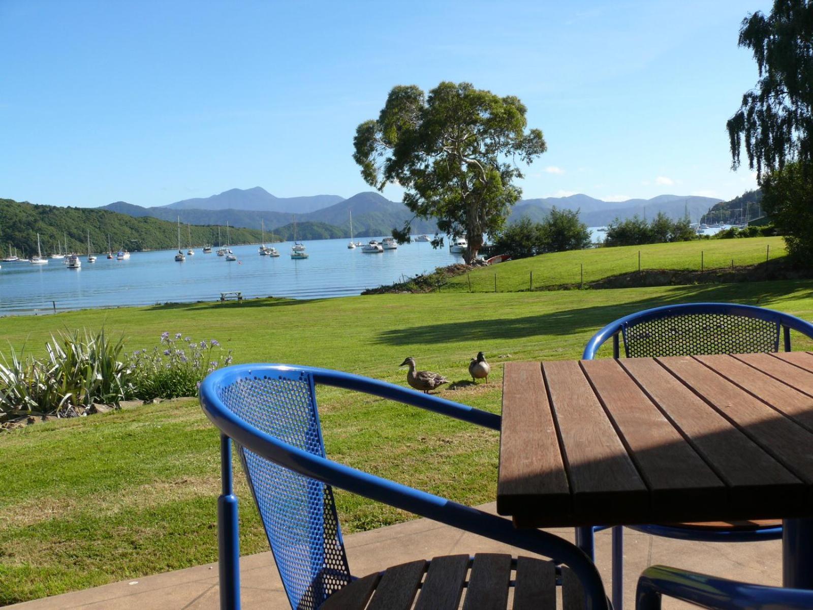 Bay Vista Waterfront Motel Picton Exterior photo