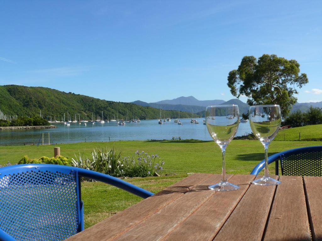 Bay Vista Waterfront Motel Picton Exterior photo
