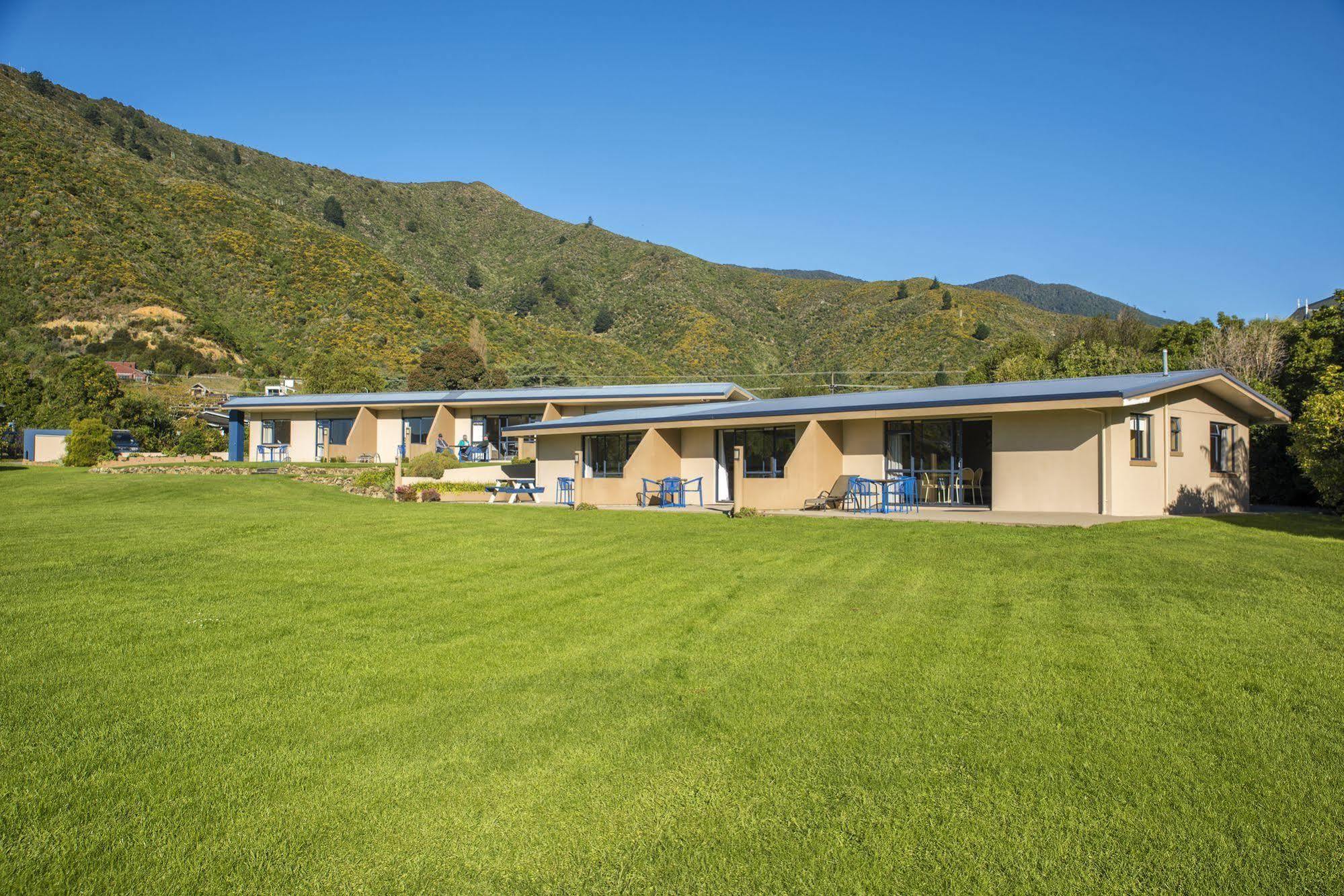 Bay Vista Waterfront Motel Picton Exterior photo