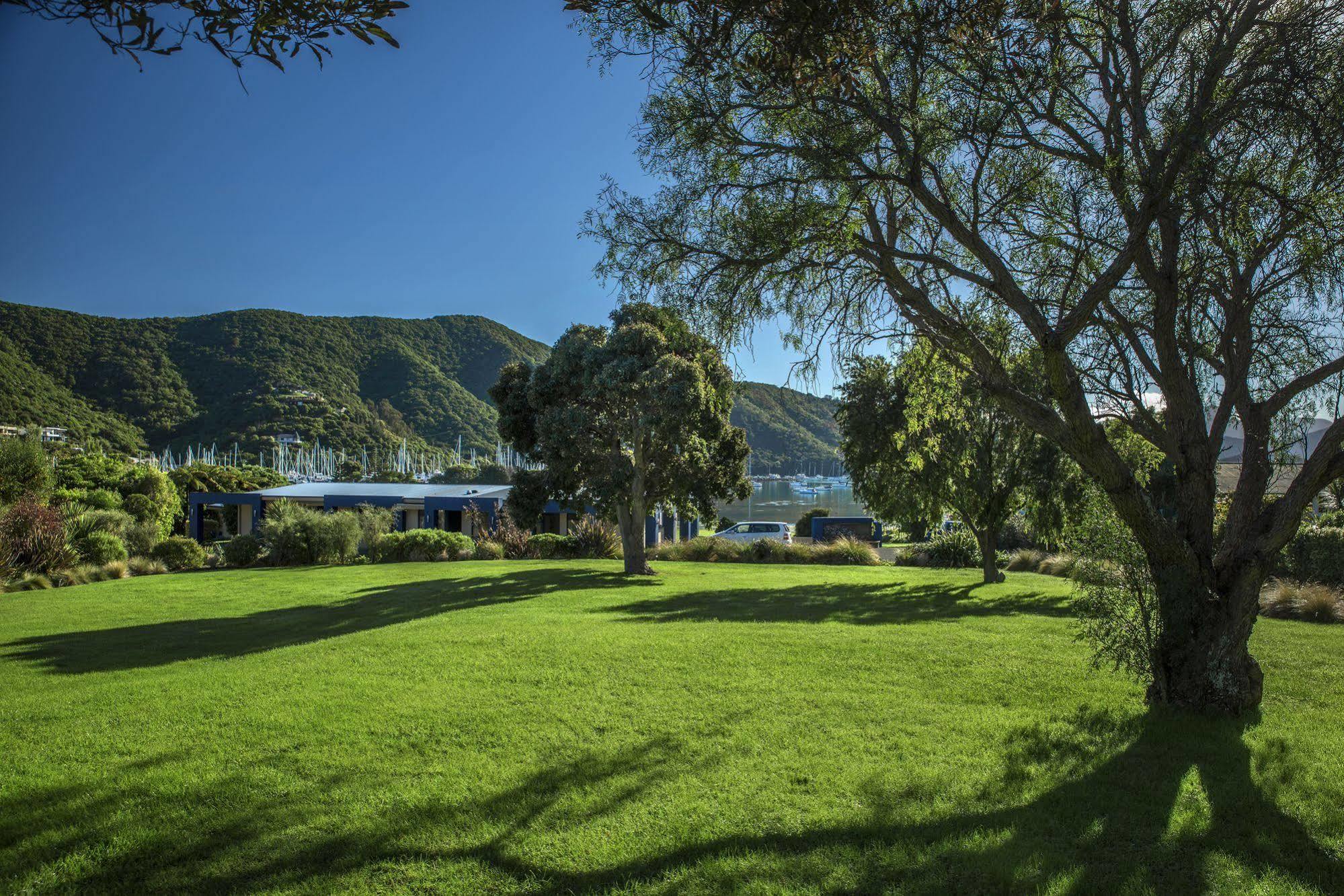 Bay Vista Waterfront Motel Picton Exterior photo